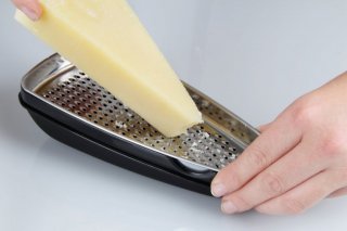 FM Strgalnik za parmezan s škatlo za shranjevanje